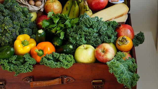 kufr zeleniny a ovoce
