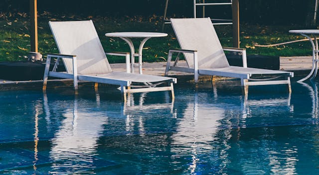 lehátka u bazénu